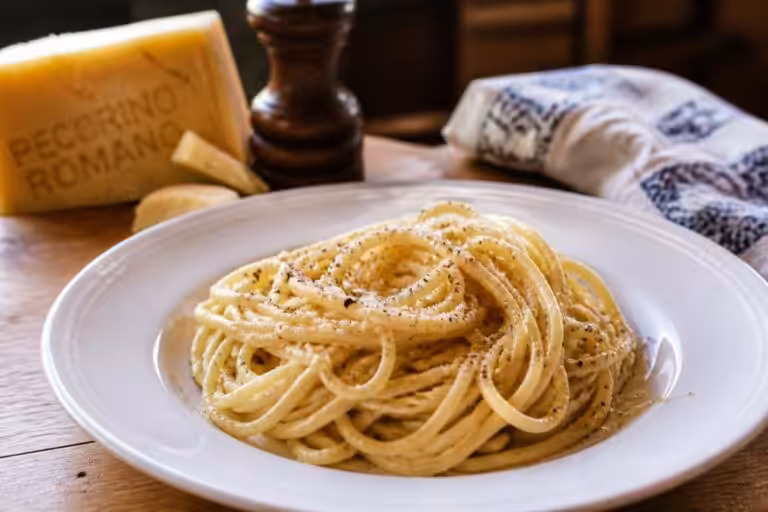 découvrez la recette authentique des pâtes al cacio e pepe, un classique romain simple et savoureux, à base de fromage pecorino et de poivre noir.