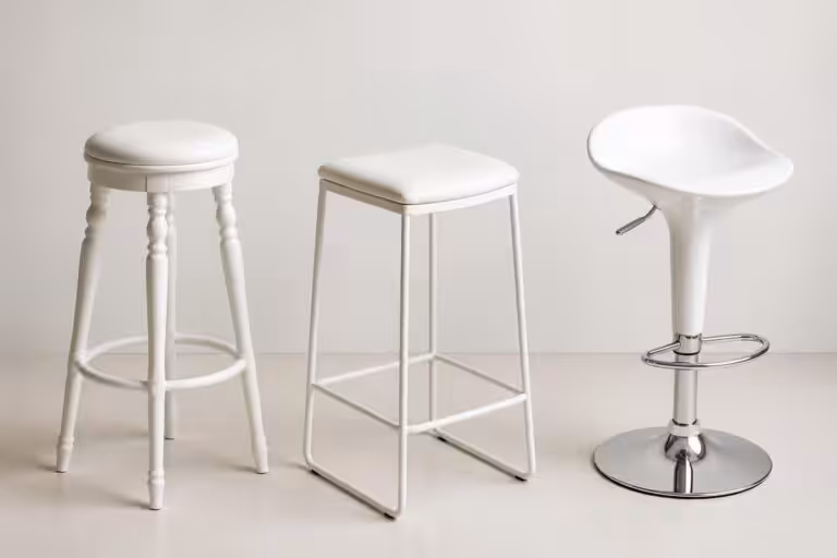 découvrez notre sélection de tabourets blancs de bar alliant styles variés et matériaux de qualité pour s’adapter à tous les intérieurs et ambiances.